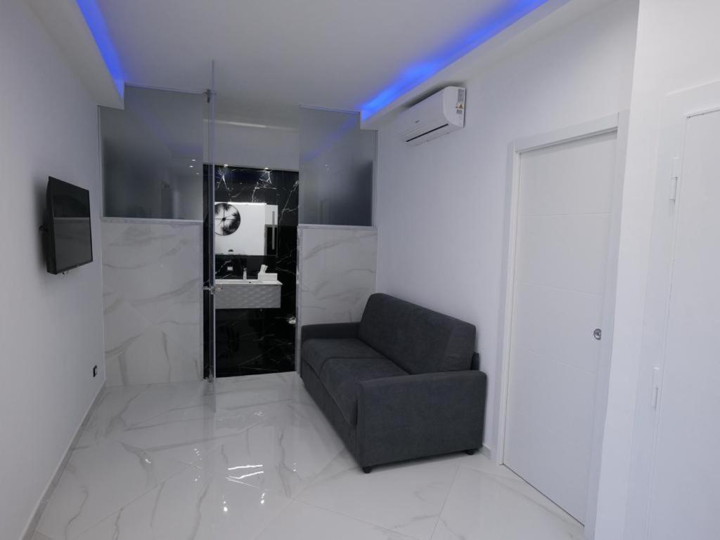 La Dimora Di Dominique Apartment Bari Bagian luar foto