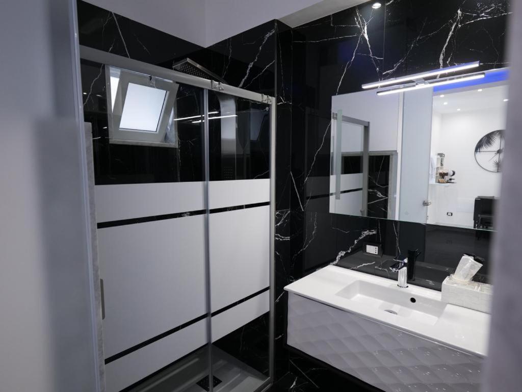 La Dimora Di Dominique Apartment Bari Bagian luar foto